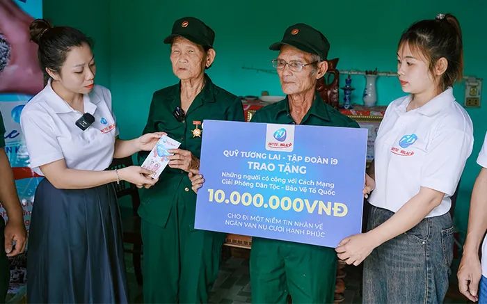 Hình ảnh đội ngũ hỗ trợ khách hàng Iwin Club làm việc 24/7, với biểu tượng tai nghe và các kênh liên hệ, thể hiện dịch vụ chuyên nghiệp và tận tâm.